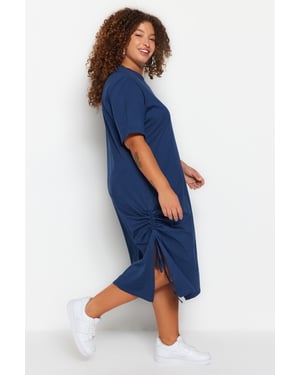 Curve damesjurken in donkerblauw, effen kleur, midi-lengte, casual en relaxed, plus size.