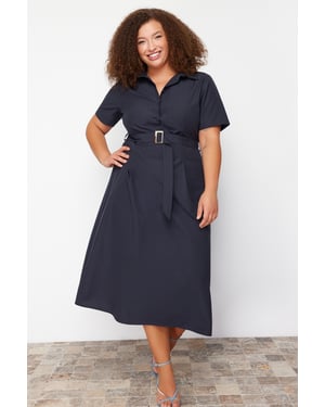 Curve damesjurken in donkerblauw, unifarben, midi-lengte, casual en aansluitend, plus size.