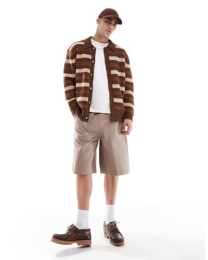 ASOS DESIGN lång längd texturerade shorts med arbetsklädeslapp i tvättad brunt
