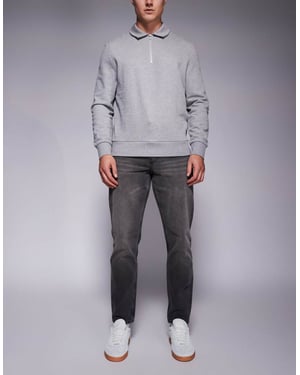 ASOS DESIGN tapered jeans med ton i svart tvätt