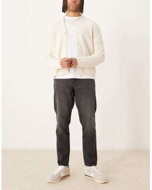 ASOS DESIGN tapered fit jeans i tvättad svart