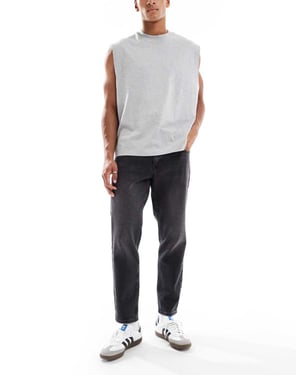 ASOS DESIGN tapered fit jeans i tvättad svart