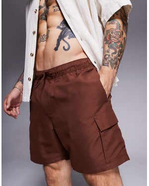 ASOS DESIGN badshorts i medellängd med cargo-fickor i mörkbrun