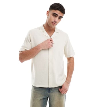 JJ Rebel reverkrage knäppning genom stickad polo i beige