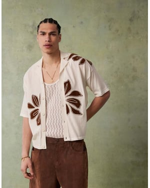 ASOS DESIGN avslappnad stickad polo med knappar och blommig broderi i ecru