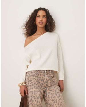 ASOS DESIGN stickad bouclétröja med en axel i ecru