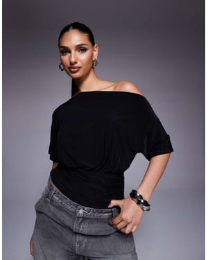 ASOS DESIGN asymmetrisk kortärmad top med en axel och dragsko i midjan i svart