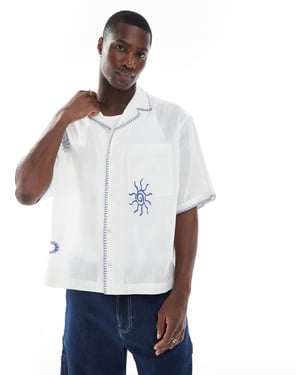 ASOS DESIGN boxy oversized reverskrage skjorta med broderi i vit