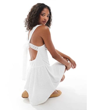 Miss Selfridge texturerad jersey klänning med spetsdetalj och knytband i creme