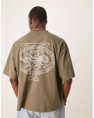 ASOS DESIGN boxig oversized t-shirt med bakre stadsgrafik i khaki