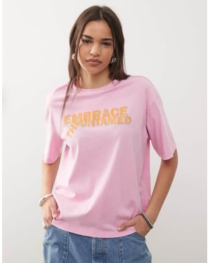Noisy May oversized t-shirt med framslogan i rosa