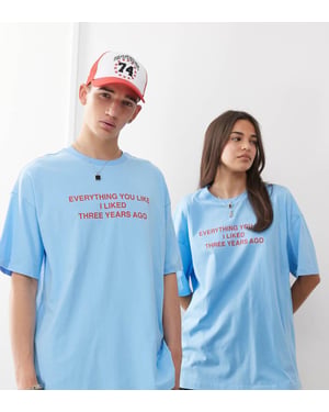 COLLUSION Unisex blå t-shirt med röd sloganskrift