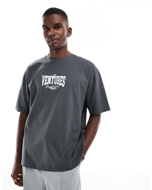 ASOS DESIGN oversize t-shirt med sportgrafik i kolgrå