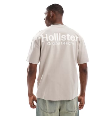 Hollister boxy oversized tech-logotyp t-shirt med detalj på ryggen i beige