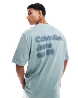 Calvin Klein Jeans logotryckt t-shirt i tvättad grå