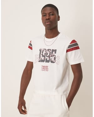 ASOS DESIGN boxig t-shirt med paneler och sportgrafik i vitt
