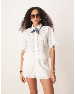 ASOS DESIGN skjorta i vit geo broderi co-ord