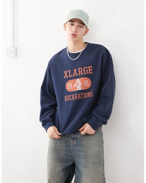 XLARGE sweatshirt med rekreationskontrastgrafik i marinblå