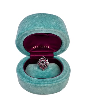 Gucci Röd Kristallutsmyckad Blomring i Silvermetall
