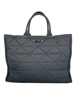 Prada Re-Nylon gewatteerde draagtas in zwart polyamide