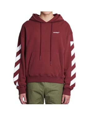 Gebroken witte Diag Helvetica over bordeauxrode hoodie
