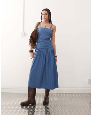 Återvunnen vintage midi denimklänning med sänkt midja och rynkdetalj i äkta mellanspetsblå - MBLUE