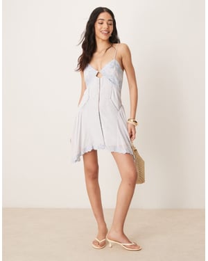 ASOS DESIGN broderad linne flippy mini klänning med stege detaljer i pastellblå