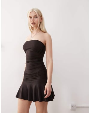Veckodags draperad bandeau miniklänning i mörkbrunt