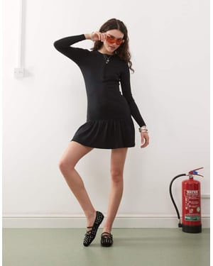 COLLUSION drop waist henley rib mini klänning i svart