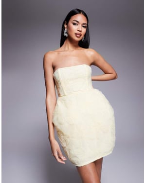 ASOS DESIGN 3D-texturerad blommig miniklänning med formad höftdetalj i smörmjölk