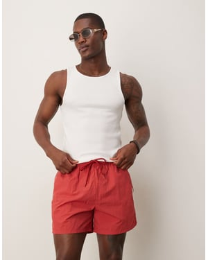 Abercrombie & Fitch avslappnad shorts med kontrasterande sidremsa i röd
