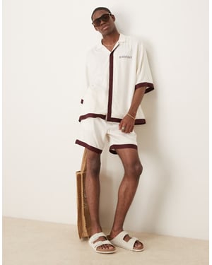 ASOS DESIGN matchande shorts i medellängd med kantmönster i beige