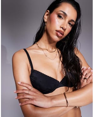 Boux Avenue broderad bikiniöverdel med volangkant i svart