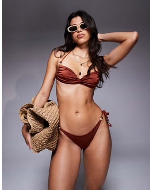 ASOS DESIGN Simone glansig marseille bikiniöverdel med flätade remmar och pärldetalj i brons