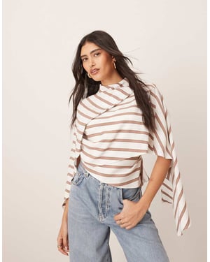 ARRANGE asymmetrisk topp med draperad halsdetalj i kamelrandig