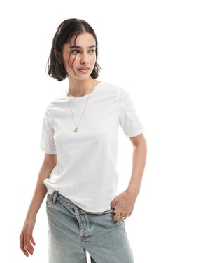 Pieces boxy fit t-shirt med broderade ärmar i vitt