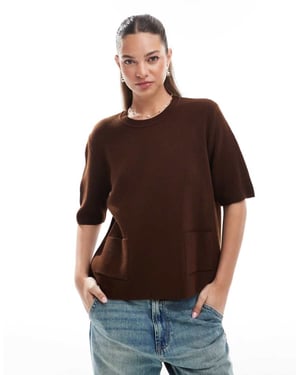 ASOS DESIGN stickad t-shirt med fickor i brunt
