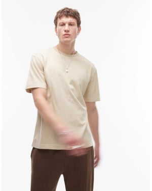 Topman avslappnad tvättad t-shirt i sten