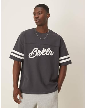ASOS DESIGN oversized stadapplikation på våfflad tyg i kolgrå