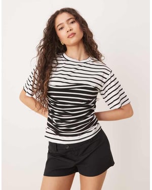 ASOS DESIGN figurerad t-shirt med midjebanddetalj i blandat monostripigt
