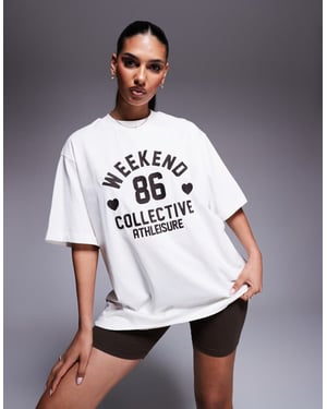Weekend Collective sammanställning t-shirt med broderad chokladhjärtprint i krämfärg