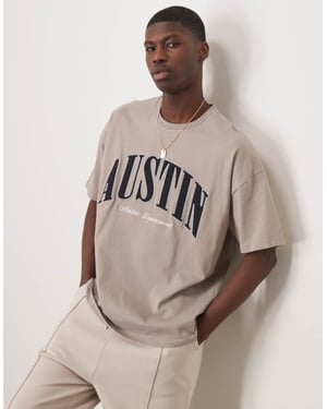 ASOS DESIGN oversized t-shirt med sänkt axel och stadssygnatur i brun