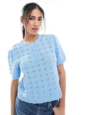 Vero Moda kortärmad virkade topp med knappar i ljusblått