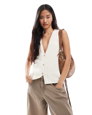 Bara texturerad stickad väst i beige