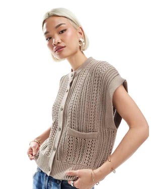 ASOS DESIGN stickad punktmönstrad rundhalsad boxig väst i taupe