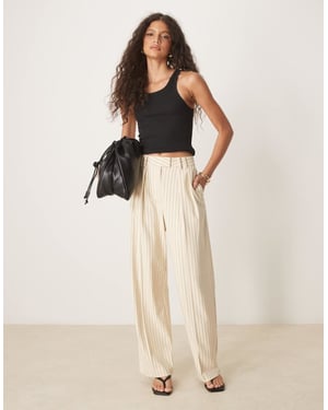 ASOS DESIGN skräddarsydda vida byxor med veckdetalj i smörkrämrandigt