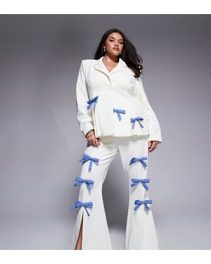 ASOS LUXE Curve co-ord skräddarsydda byxor med denimrosetter i krämfärg