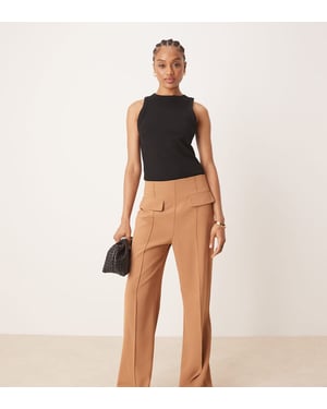 ASOS DESIGN Lång skräddarsydd byxa med dubbel ficka och sömdetaljer i kamelfärg