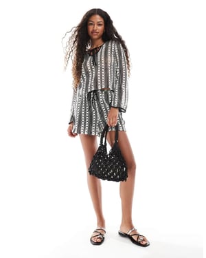 Vero Moda virkat spets shorts set i monokrom rand