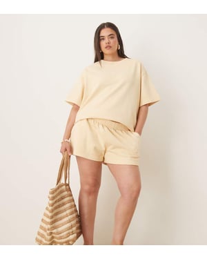 ASOS DESIGN Curve sweatshorts set i smörmjölk